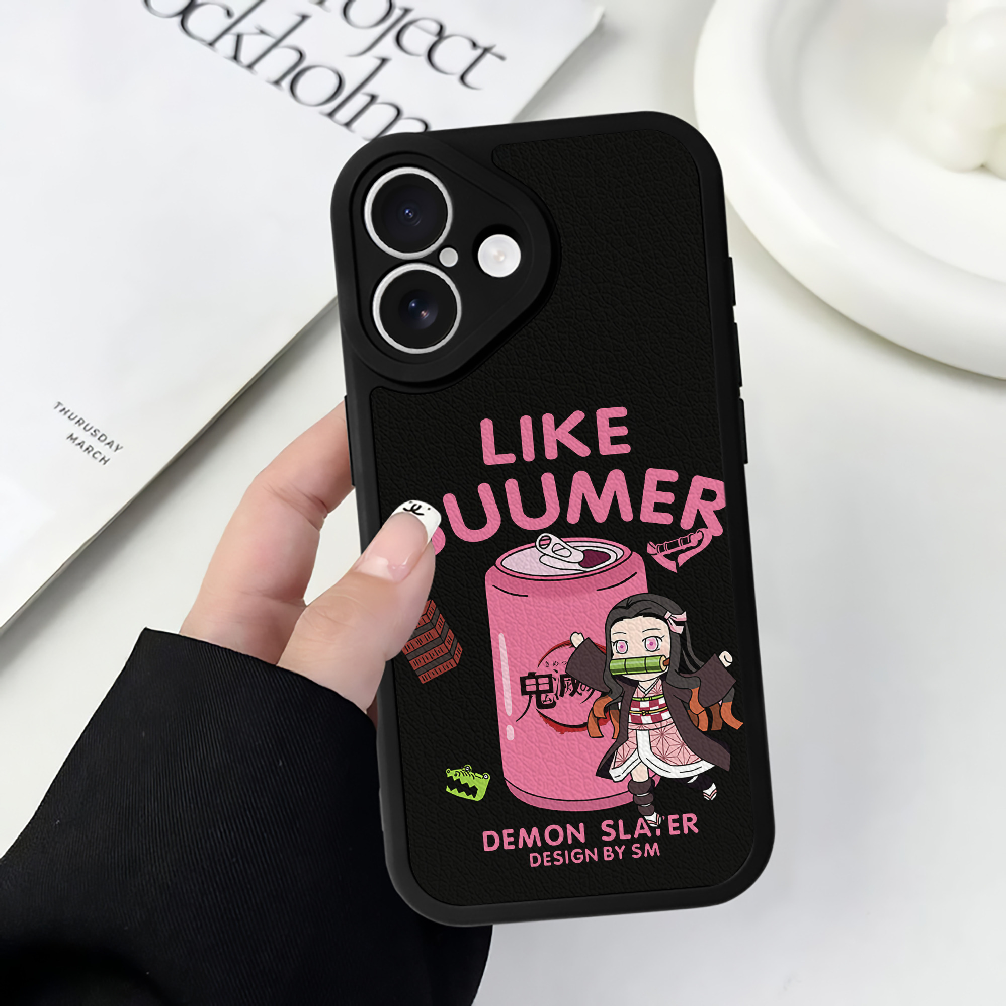 （画像用） 鬼滅の刃（きめつのやいば）竈門 禰󠄀豆子／かまど ねずこ Kamado Nezuko 【iPhone 16シリーズ対応】シリコンスマホケース（レザー調） 材質：シリコン